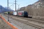 Re 465 003-2 und Re 465 001-6 mit einem Containerzug zwischen Visp und Brig, am 29.3.08.