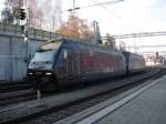 Die Re 465 015 und die Re 465 003 Les Mirables am 03.11.2007 mit einer RoLa in Spiez.