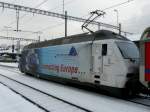 bls - 465 001-6 mit eigenwerbung unterwegs vor einer Rolla im Bahnhof von Spiez am 12.12.2008