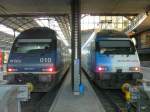 bls & SBB - bls Lok 465 010-7 und SBB Lok 460 020-1 zusammen im Bahnhof Luzern am 07.09.2009