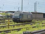 Die Re 465 015-6 ''Vue-des-Alpes'' stand am 4.5.05 in Basel Bad Bf., und wartete auf Arbeit.