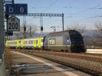 Re 465 011 mit ihrem REGIO EXPRESS bei der Einfahrt in Kerzers.