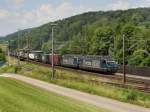 Die Re 465 012 und die Re 465 007 am 28.06.2011 mit einem Containerzug unterwegs bei Tecknau.