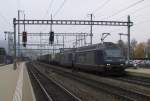 Zwei BLS Re 465 017-2 mit einem Transitgterzug in Richtung Italien sieht man hier bei der Durchfaht in Liestal.