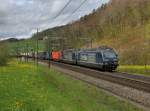 Die Re 465 007 und die Re 465 012 mit einem KLV-Zug am 24.04.2012 unterwegs bei Tecknau.