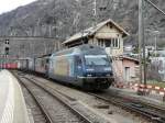 bls - Loks 465 008-1 und Re 4/4 185 vor Gterzug bei der einfahrt in den Bahnhof Brig am 24.03.2013