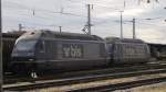 Re 465 010 und Schwesterlok 018 warten im Basel Badischen Bahnhof auf neue Aufgaben, 08.05.13.