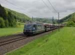 Die Re 465 017 mit einem Autozug am 10.05.2013 unterwegs bei Tecknau.