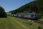 Re 465 013-1 und Re 465 012-3 ziehen am 16.07.2013 einen Containerzug von Gelterkinden in Richtung Tecknau.