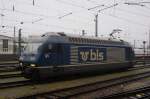 BLS Re 465 014-9 an einem Regentag auf einem Abstellgleis beim Badischen Bahnhof in Basel.