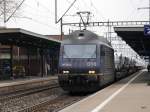 BLS - 465 010-7 vor Güterzug bei durchfahrt im Bahnhof Münsingen am 15.03.2014 