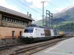 BLS - 465 016-4 mit Güterzug bei der ausfahrt aus dem Bahnhof von Brig am 26.04.2014