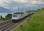 Re 465 015 mit einem Containerzug am 14.06.2014 bei Einigen.