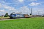 Re 465 014-9 und Re 425 182 mit Gterzug bei Lyssach, 08.08.2014.