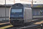 BASEL (Kanton Basel-Stadt), 01.10.2014, 465 013-1 auf dem Abstellgleis; die Lok gehört zur BLS Lötschbergbahn und ist eine Variante der Re 460 der SBB