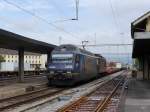 BLS - Lok 465 008-1 und im Schlepp eine Re 4/4 sowie Güterwagen bei der durchfahrt im Bahnhof Gwatt am 10.10.2014