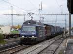 BLS - Loks 465 011-5 und Re 4/4 mit Güterwagen bei der durchfahrt in Gwatt am 10.10.2014