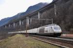 Die Re 465 016-4 bei der ehemaligen Station Giornico auf der Fahrt über den Gotthard Richtung Norden, aufgenommen am 19.12.2014.