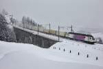 Die BLS Lok 465 017  Pink Panther  rauscht leis durch dichten Schneeefall mit einem  passend zum Schnee weissen Containerzug über die mittlere Meienreussbrücke.Bild vom 30.12.2014