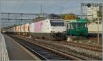 Die  Pink Panther  BLS Re 465 017-2 wartet in Morges auf die Weiterfahrt Richtung Bussigny, während der BAM Be 4/4 14 mit seinem Zug 107 schon vor zwei Stunden sein Ziel Morges erreicht hat.