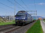 BLS - 465 010 mit 465 008 vor Güterzug unterwegs bei Bettenhausen am 19.04.2015