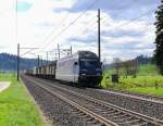 BLS - 465 013-1 mit Güterzug unterwegs bei Bettenhausen am 19.04.2015