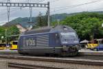 Re 465 002-4 durchfährt den Bahnhof Sissach.