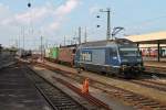 Durchfahrt am 04.10.2014 von Re 465 011-5  Wisenberg  zusammen mit Re 425 175  Gampel  und einem Containerzug in Basel Bad Bf gen Muttenz.