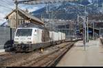 RailCare Re 465 016  Black Pearl  verlässt mit einem Containerzug Brig in Richtung Lötschberg Bergstrecke.