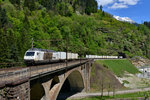 Re 465 016 mit einem Containerzug am 20.05.2016 bei Faido.