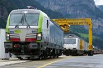 Festplatz in Erstfeld mit der Re 475 401 Vectron, Re 465 016 und dem TEE Zug im Hintergrund, am 5.6.2016.