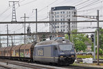 BLS Lok 465 013-1 durchfährt den Bahnhof Pratteln.