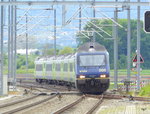 BLS - RE  mit 465 005-7 bei der einfahrt in den Bahnhof Ins BLS am 24.05.2016