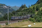 Am 20. Juli 2016 machte ich einen Ausflug an die Lötschberg-Nordrampe. Trotz des Basistunnels, war im Güterverkehr auf der Bergstrecke recht viel los.<br>
Re 465 012  Euro Tunnel  und 007  Schilthorn  befördern einen Zug voller neuer Jeep-Renegade-SUV bei Blausee-Mitholz talwärts.