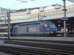 Re 465 011 mit Interregio Genf-Flughafen-Brig am 2.2.2007 in Lausanne. Weil die Lokomotiven der 465er Reihe nur 160km/h fahren knnen, hat die BLS diese Lok mit einer Re 460 der SBB getauscht, so dass fr Testfahrten im Ltschberg-Basistunnel hhere Geschwindigkeiten erreicht werden knnen.