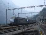 Re 465 015 und 012 mit einem HUPAC-Zug bei Blausee-Mitholz am 17.3.2007