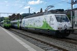 Re 465 008 mit der neuen Werbung für Patenschaft der Berggemeinden, mit dem EWIII Pendel nach Luzern.