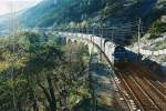 Zwei Re 465 mit einem HUPAC-Korridorzug bei Hohtenn auf dem Luogelkinviadukt.April 2005