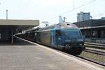 Re 465 008-1  GoldenPassLine  zusammen mit den Wagenloks Re 4/4 183 (425 183-1)  Kandersteg , Re 4/4 181 (425 181-5)  Interlaken  und einem leeren Stahlzug am Mittag des 05.07.2015 am Bahnsteig 2 in