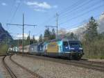 Die Re 465 008 und -010 mit einem HUPAC-Zug kurz vor dem Ltschberg-Nordportal am 14.4.2007