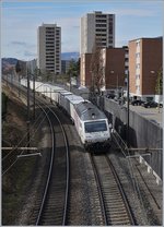 BLS/RailCare und Coop führen Schweiz weit zwischen den Lagerzentren eine umweltfreundlichen Verkehr auf der Schiene, hier fährt die BLS Re 465 017-2 mit einem RailCare Zug zwischen Lengnau