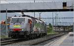 Die MRCE 189 090  Göttingen  (UIC 91 80 6189 990-5 D-Dispo Class 189-VE), vermietet an SBB Cargo und in der Novelis-Farbgebung beim Manöver in Sierre.