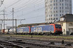 Doppeltraktion, mit den Loks 474 018-9 und 474 009-8 durchfahren den Bahnhof Pratteln.