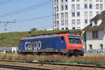 Re 474 017-1 durchfährt den Bahnhof Pratteln.