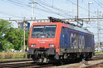 Re 474 009-8 durchfährt den Bahnhof Pratteln.