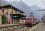 Die SBB Cargo International Re 474 016 fährt in Cuzzago mit einem Güterzug Richtung Domodossola.
29. Nov. 2018  