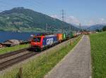 Die Re 474 015 mit einem KLV-Zug am 26.05.2017 unterwegs bei Immensee.