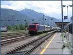 Re 474 017-1 fhrt mit einer  Rollenden Landstrasse  von Novarra herkommend in den Bahnhof Domodossola ein.