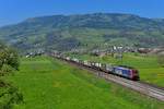 Re 474 012 mit einem KLV am 08.04.2017 bei Steinen.