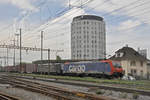 Doppeltraktion, mit den Loks 474 016-3 und 189 107-6, durchfährt den Bahnhof Pratteln.